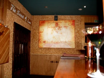 Acceso interior y acabados de madera del restaurante