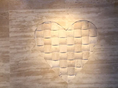 Detalle decorativo de corazón tallado en madera