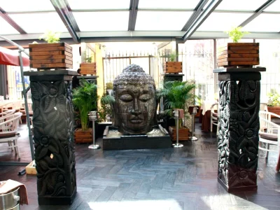 Entrada a la terraza acristalada de El Secreto del Amor