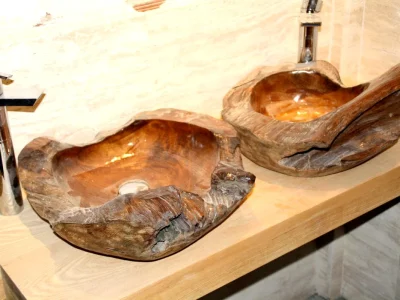 Lavabos artesanales de madera del restaurante