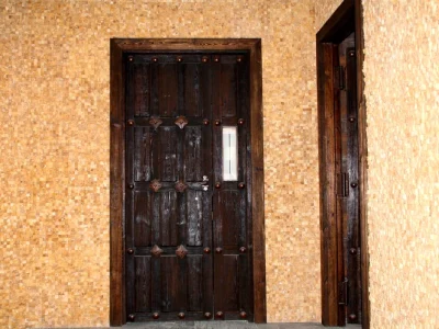 Puerta de madera de acceso al restaurante