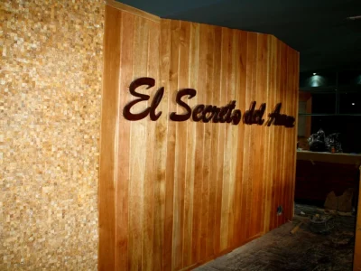 Recepción de El Secreto del Amor revestida en madera
