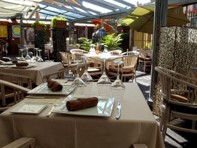 Terraza preparada del restaurante El Secreto del Amor en San Lorenzo de El Escorial