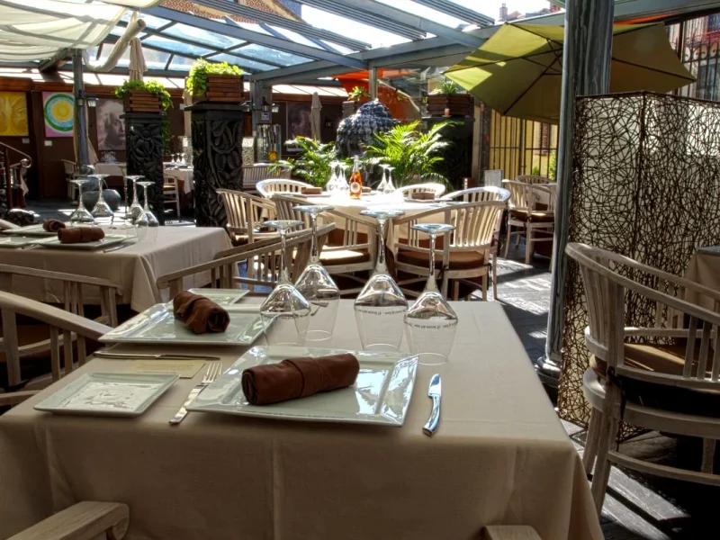 Terraza preparada del restaurante El Secreto del Amor en San Lorenzo de El Escorial