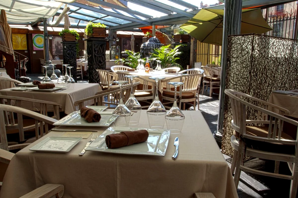 Terraza preparada del restaurante El Secreto del Amor en San Lorenzo de El Escorial