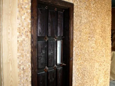 Revestimiento interior de madera junto a la puerta