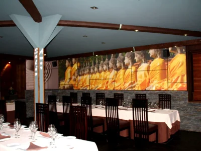 Salón principal del restaurante con mural y mesas montadas