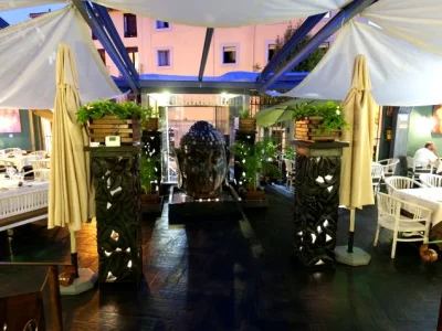 Vista nocturna de la terraza exterior del restaurante