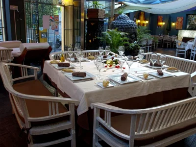 Terraza con mesas montadas de El Secreto del Amor