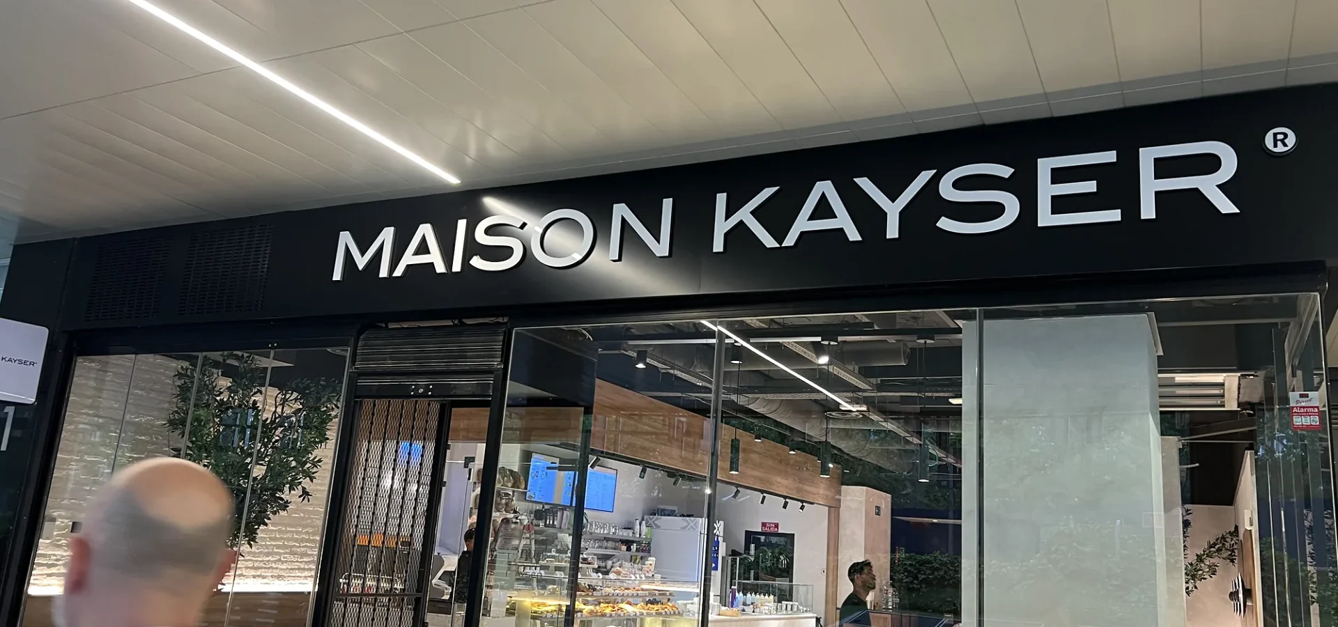 Interior reformado de Maison Kayser en Castellana 91, Madrid
