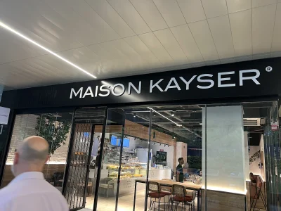 Interior reformado de Maison Kayser en Castellana 91, Madrid