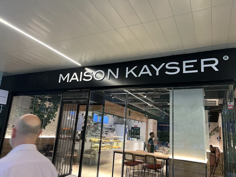 Interior reformado de Maison Kayser en Castellana 91, Madrid