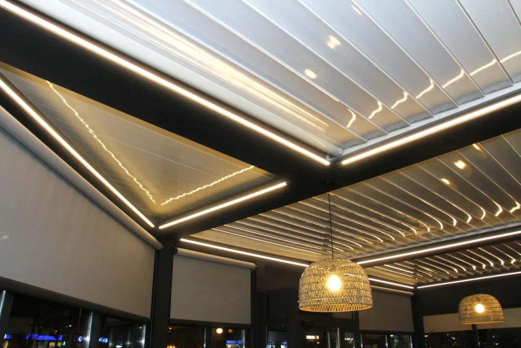 Interior de restaurante moderno con techo acondicionado e iluminación integrada